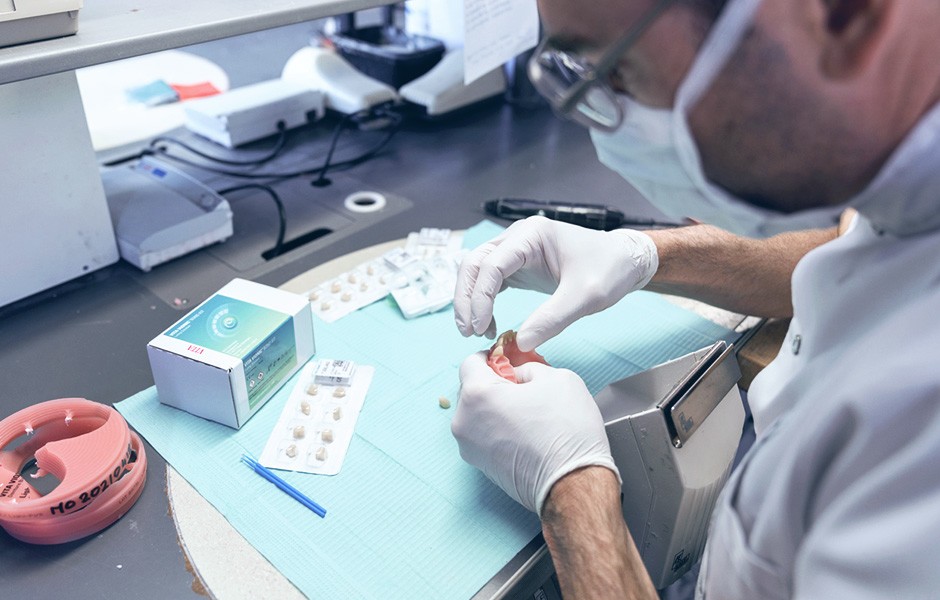 L'odontotecnico Okke Kamps fissa i denti VITA VIONIC VIGO in una base protesica fresata in modalità digitale