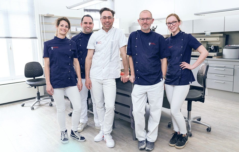 El protésico dental Okke Kamps y su equipo.